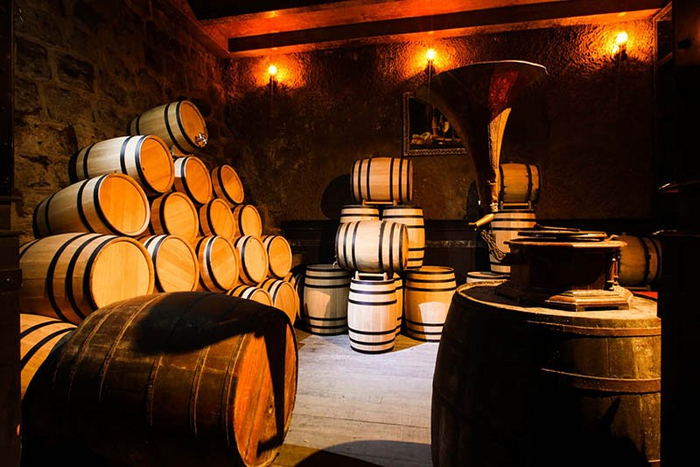 Descendre dans la cave &agrave; vin Debay